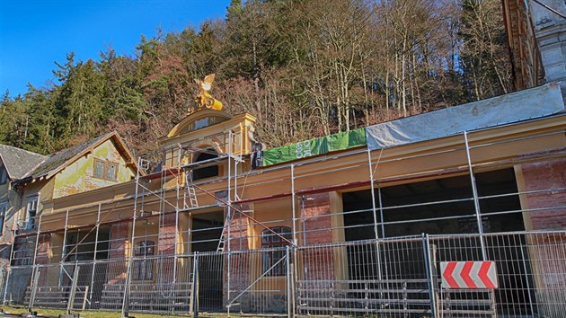 Záchrana a postupná obnova památkově chráněných objektů bývalých lázní v Kyselce pokračuje. Částečně obnovená fasáda objektu stáčírny.