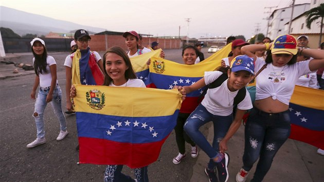 Lid se schzej na koncert Venezuela Aid Live na kolumbijsk stran kolumbijsko-venezuelsk hranice (22. 2. 2019)