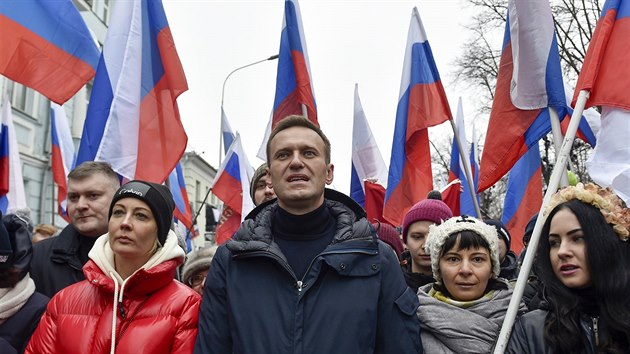 Rusk opozin aktivista Alexej Navalnyj se svoj manelkou Juli (vlevo v ervenm) na demonstraci k uctn pamtky opozinho politika Borise Nmcova zavradnho v roce 2015 (24. nora 2019)