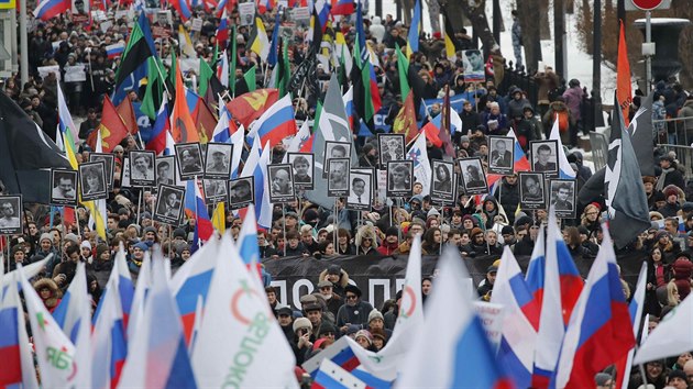 Rusov v Moskv uspodali pochod na uctn pamtky opozinho politika Borise Nmcova zavradnho v roce 2015. V davu byly vidt vlajky Ruska a rznch opozinch stran, a tak Nmcovovy plakty. (24. nora 2019)