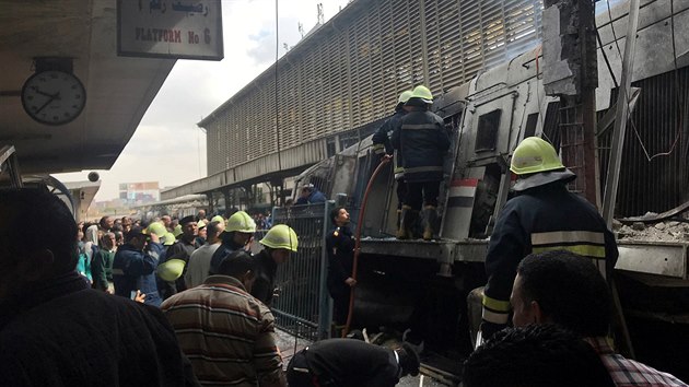 Por na ndra v Khie. Po nrazu vlaku do ocelov bariry explodovala lokomotiva. (27.2.2019)