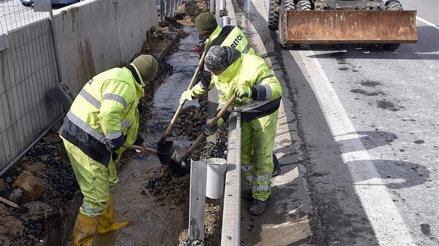 editelstv silnic a dlnic zahjilo 23. nora 2019 v polednch hodinch na 98. km dlnice D1 u Slavne na Havlkobrodsku opravu havrie kanalizace.