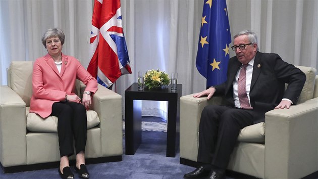 Britsk premirka Theresa Mayov a pedseda Evropsk komise Jean-Claude Juncker na summitu EU-LAS v arm a-ajchu (25.2.2019).