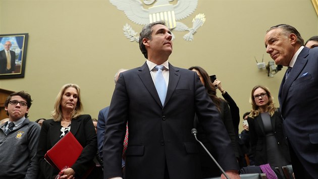 Nkdej Trumpv prvnk Michael Cohen pijd do Snmovny reprezentant. (27. nora 2019)


Michael Cohen, the former personal attorney of U.S. President Donald Trump, arrives at the witness table to testify before a House Committee on Oversight and Reform hearing on Capitol Hill in Washington, U.S., February 27, 2019. REUTERS/Jonathan Ernst