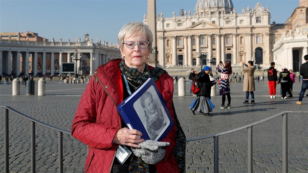 Obti sexulnho zneuvn ze strany knch mskokatolick crkve pzuj se svmi fotografiemi na Svatopetrskm nmst ve Vatikn. (20. nora 2019)