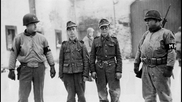 Amerit vojci se zajmutmi belgickmi pslunky jednotek Waffen SS v lednu 1945 po bitv v Ardench.