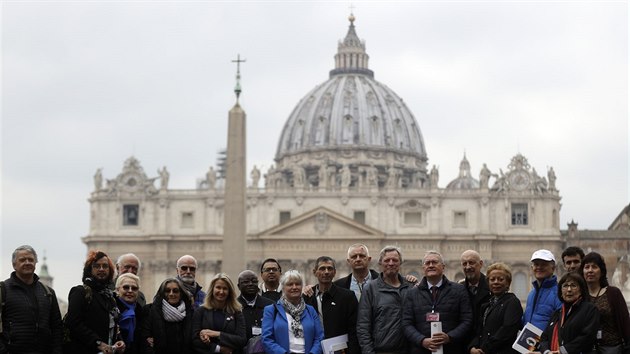 Oběti sexuálního zneužívání ze strany kněžích římskokatolické církve pózují se svými fotografiemi na Svatopetrském náměstí ve Vatikáně. (20. února 2019)