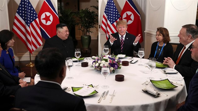 Pracovní večeře amerického prezidenta Donalda Trumpa a severokorejského vůdce Kim Čong-una v Hanoji. (27. února 2019)