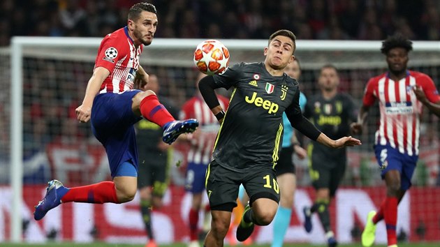 Koke (Atltico) a Paulo Dybala (Juventus) v utkn Ligy mistr.