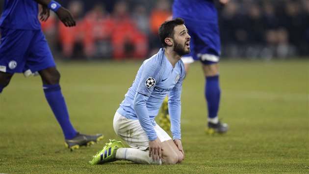 Portugalsk zlonk Bernardo Silva (Manchester City) na kolenou v zpase proti Schalke.