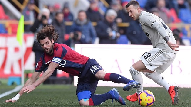 Andrea Poli z Boloni pad na trvnk po stetu s Federicem Bernardeschim z Juventusu.