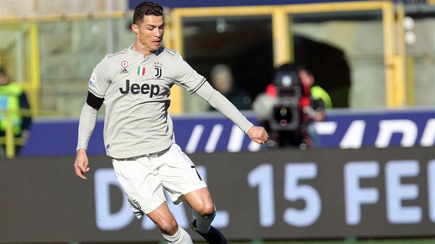 Cristiano Ronaldo z Juventusu se napahuje ke stele v zpase s Boloou.