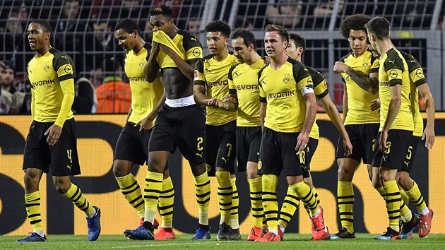 Fotbalist Dortmundu slav branku v utkn s Leverkusenem.