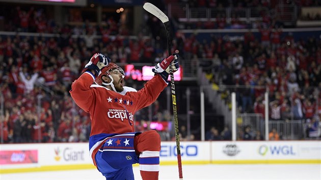 esk obrnce v dresu Washingtonu Michal Kempn  slav svou trefu do st New Yorku Rangers.