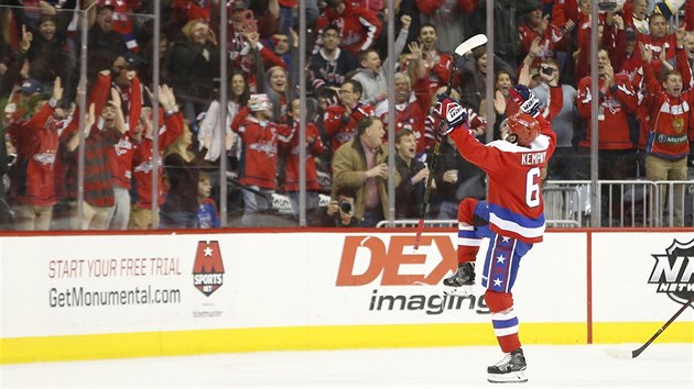 esk obrnce v dresu Washingtonu Michal Kempn  slav svou trefu do st New Yorku Rangers.