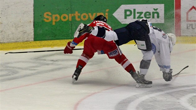 Hokejista Plzn (vpravo) pad na led po stetu s olomouckm Martinem Vyrubalkem.