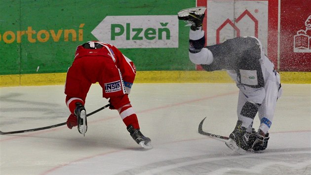 Hokejista Plzn (vpravo) pad na led po stetu s olomouckm Martinem Vyrubalkem.