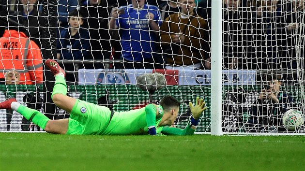 Brank Chelsea Kepa Arrizabalaga inkasuje gl v penaltovm rozstelu ve finle Ligovho pohru proti Manchesteru City.