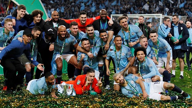 Fotbalist Manchesteru City se raduj z vtzstv v Ligovm pohru.