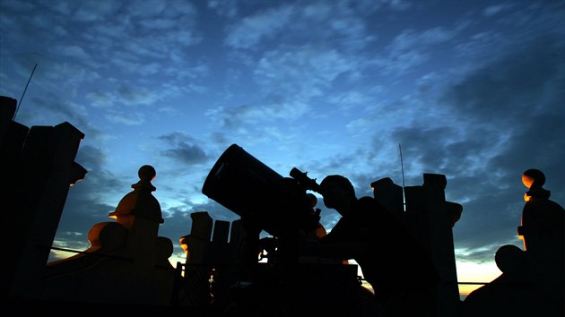 Jihlavská astronomická společnost v současnosti disponuje velice výkonným vybavením pro astronomická pozorování. „Mezi našimi dalekohledy je například velký zrcadlový, pak speciální pro pozorování Slunce nebo celá řada menších mobilních dalekohledů, které využíváme pro veřejná pozorování a také pro astronomické výjezdy na nejrůznější akce,“ popisuje Miloš Podařil.
