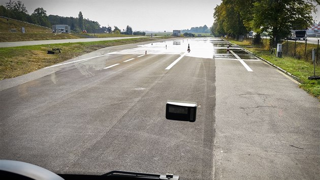 Na such vozovce se autobus dky sv koncepci chov velmi stabiln, ochotn vyto i prudkou zatku. M vak i zsadn nevhodu: u pi mrn hor adhezi se stv vrazn nedotiv, v oblouku se naopak kvli tk zdi um lehce petet.