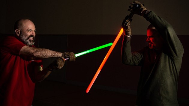 Dave Holden (vlevo) a David Camplin vedou školu boje se světelnými meči v Leicestershiru.