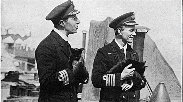 Koky byly astmi maskoty nmonk. Sv milky mli i viceadmirl Alfred Carpenter (vpravo) a kapitn Osborne z lodi HMS Vindictive.