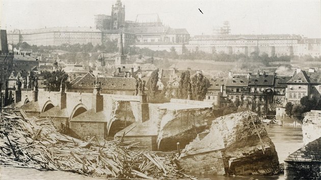 Krutou rnu dostal Karlv most t v roce 1890. Tehdy se ztily dva mostn oblouky, vody podemlela ti pile a do vody spadly dv sochy.