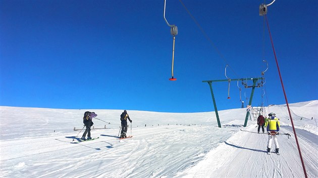 Podl vleku vede turistick cesta, kterou vyuvaj i skialpinist.