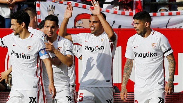 Fotbalist Sevilly se raduj z glu proti Barcelon. Trefil se Gabriel Mercado.