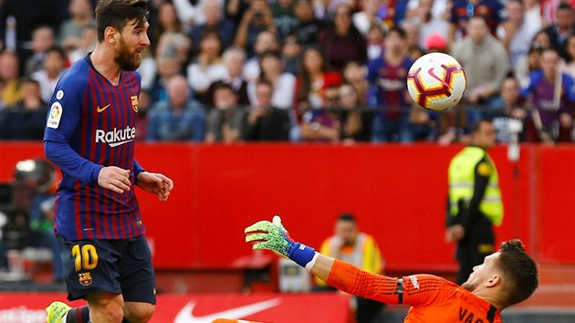 Barcelonsk hvzda Lionel Messi pekonv eskho branke Tome Vaclka v brn Sevilly.
