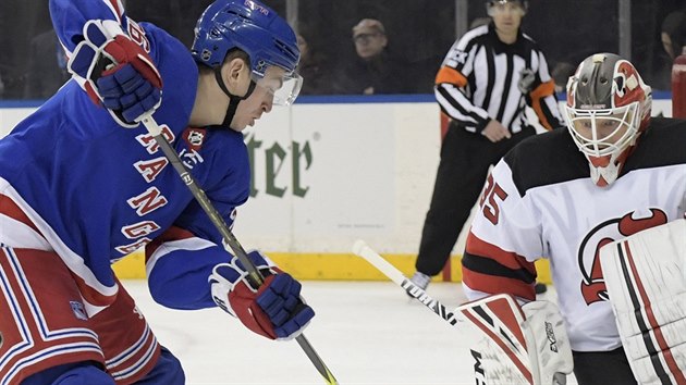 Jimmy Vesey, tonk New Yorku Rangers, v anci ped brankem Coreym Schneiderem z New Jersey