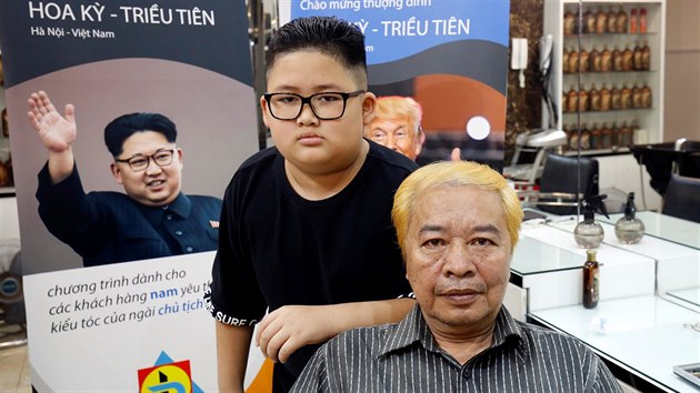 Na Trumpa, nebo Kima? Kade�n�k v Hanoji napodobuje ��esy st�tn�k�. (19. �nora 2019)