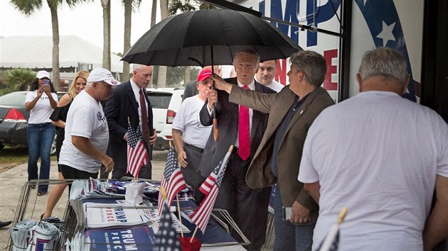 Americkho prezidenta Donalda Trumpa dnes zaalovala kvli nechtnmu polben lenka jako nkdej volebn kampan Alva Johnsonov (v pozad v blm triku a kiltovce). Tvrd, e ji v roce 24. srpna 2016 Trump polibkem v kampaovm karavanu v Tamp ponil. (24. srpna 2016)