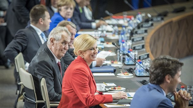 Český prezident Miloš Zeman na summitu NATO v Bruselu vedle chorvatské prezidentky Kolindy Grabar Kitarovićové
