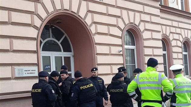 Policie evakuovala budovu Vrchního soudu v Olomouci, protože anonym nahlásil, že je v ní bomba. Soud měl rozhodovat v kauze metanol, k jednání ale zřejmě podle mluvčího soudu nedojde. (21. února 2019)