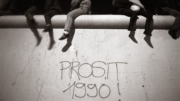 Novoron oslavy na Berlnsk zdi, kter jet nedvno oddlovala vchodn a zpadn st msta. (1. ledna 1990)