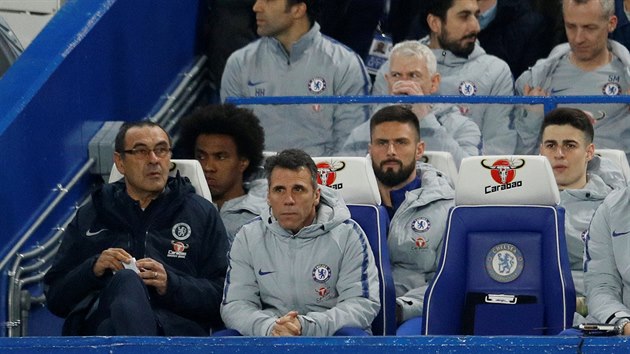 MEZI NHRADNKY. panlsk brank fotbalov Chelsea Kepa Arrizabalaga (druh zprava) zstal proti Tottenhamu pouze na lavice. Za trest.