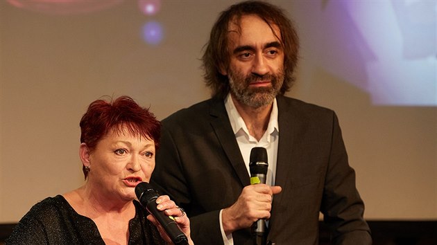 Hereka Valerie Zawadsk (vlevo) pedvala cenu Nejlepmu herci v reklam na slavnostnm veeru soute Zlat pecka, kter moderoval Jakub Kohk. (20. nora 2019)