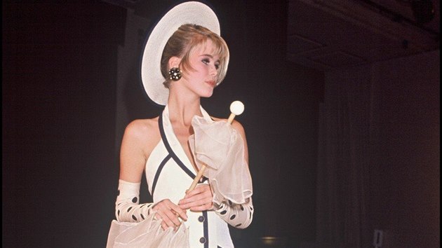 Claudia Schifferov� na p�ehl�dce Chanel v lednu 1990