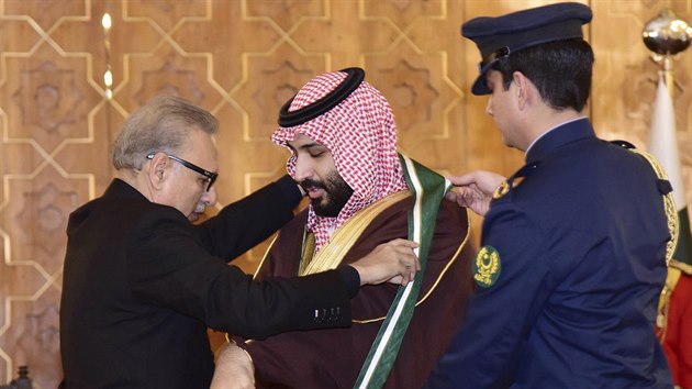 Sadsk korunn princ Muhammad bin Salmn bhem sv nvtvy Pkistnu zskal nejvy sttn d. (18. nora 2019)