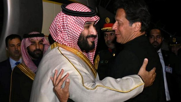 Pkistnsk premir Imran Chn vt sadskho korunnho prince Muhammada bin Salmna. (17. nora 2019)