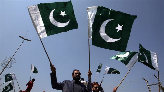 Pákistánci v Láhauru oslavují sestelení dvou indických letadel pákistánskou...