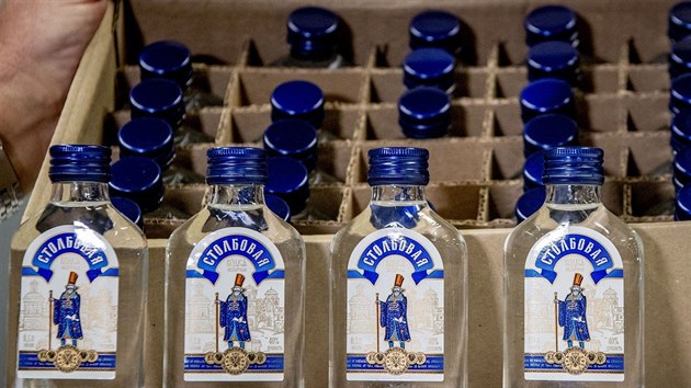 Nizozemt celnci zabavili 90 tisc lahv rusk vodky. Nklad ml dajn mit do Severn Koreje. (26. nora 2019)