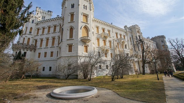 Dolní zahrada zámku v Hluboké nad Vltavou je v noci zavřená. Kašna v popředí je známá z pohádky Pyšná princezna: je to místo, v němž princezna ztratila svou pýchu.