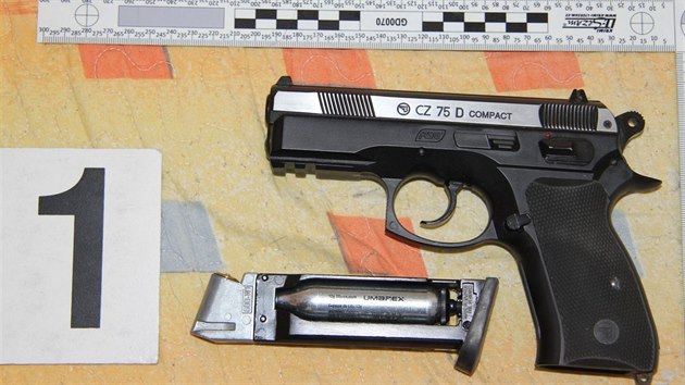 Airsoftov pistole, kterou mu v Brn ohrooval sv spolubydlc, protoe moili do vany.