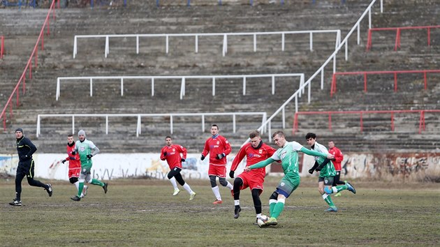 Ppravn zpas brnnskho Startu (v ervenm) s Bzencem skonil na brnnskm stadionu za Lunkami 4:4.