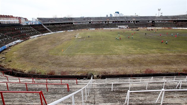 Na chtrajc brnnsk stadion za Lunkami se po ase vrtil opravdov fotbal. V ppravnm zpase se tu utkal brnnsk Start s Bzencem.