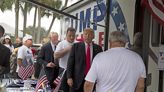 Kampa Donalda Trumpa v Kalifornii. ena v pozad vlevo je Alva Johnsonov, nkdej lenka je volebnho tmu, kter Trumpa obvinila z nechtnho polibku. (24. srpna 2019)