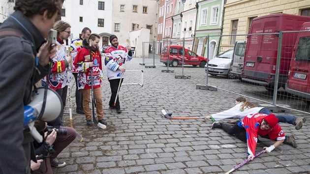 Zstupci ekologickch organizac ped pardubickou radnic hrli hokejov zpas, kter ml upozornit na to, e firma Sev.en EC podporuje hokejov klub Dynamo a za to chce od politik podporu pi zisku vjimky na vypoutn vce rtuti.